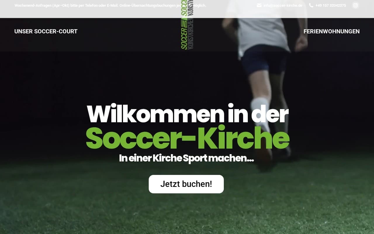 Buchungs-Kalender von Soccer Kirche mit verfügbaren Zeitslots in Lila-Highlight.